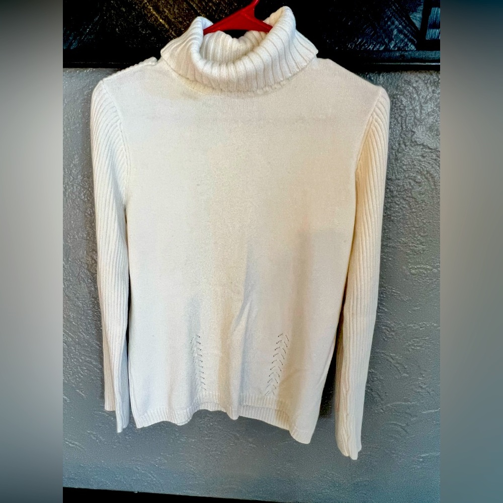 Wool rich women’s turtleneck size M